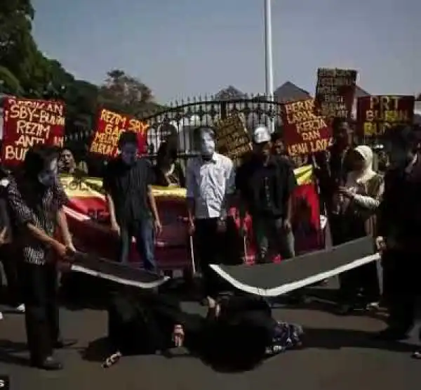 Saudi Arabia Sentences Woman To Death By Stoning For Adultery; Man Gets Off With 100 Lashes